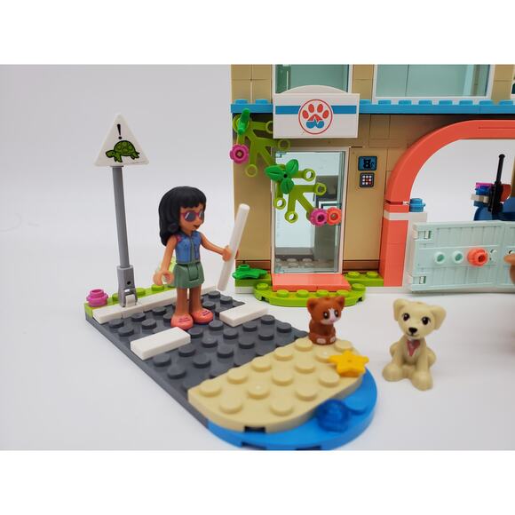 Lego Friends - Heartlake City Vet Clinic - 41446 - Picture 3 of 9